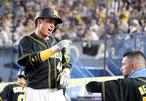 ロッテ対阪神　5回表阪神1死、勝ち越しの右越え本塁打を放ち、メッセンジャー（右）に迎えられる梅野（撮影・前田充）
