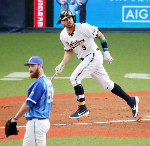 オリックス対DeNA　8回裏オリックス1死、ロメロは左越え本塁打を放つ（撮影・加藤哉）
