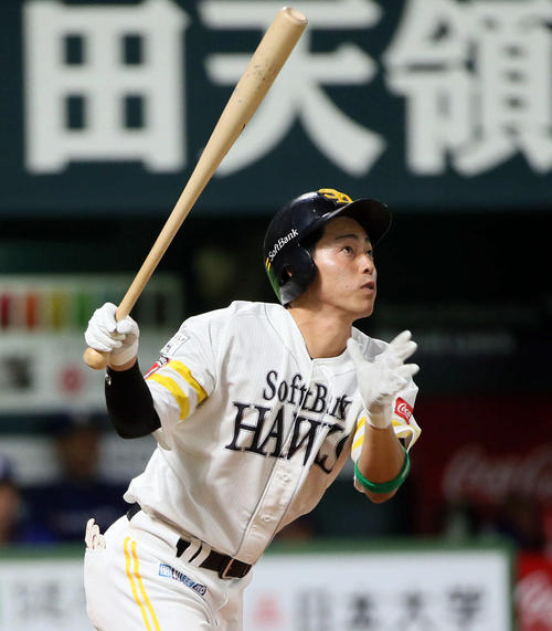 ソフトバンク対中日　5回裏ソフトバンク無死、釜元は右越えにソロ本塁打を放つ（撮影・栗木一考）