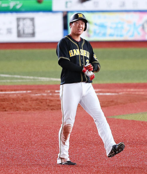 ロッテ対阪神　4回表阪神2死満塁、大山は右邪飛に倒れ悔しそうな表情を見せる（撮影・足立雅史）