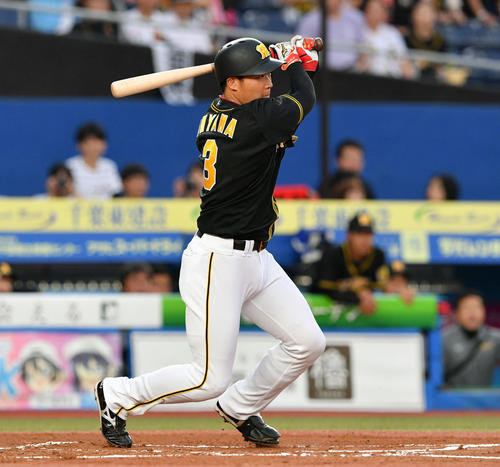 ロッテ対阪神　1回表阪神無死一、二塁、大山は中前適時打を放つ（撮影・滝沢徹郎）