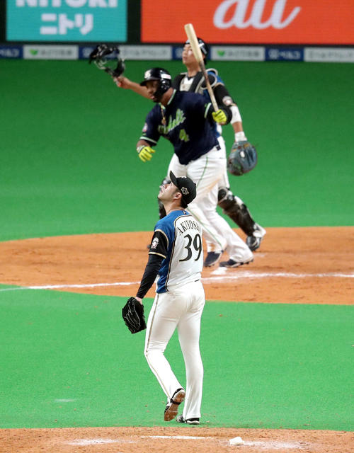 日本ハム対ヤクルト9回表ヤクルト2死、バレンティン（奥）を一邪飛に仕留める日本ハム秋吉（撮影・佐藤翔太）
