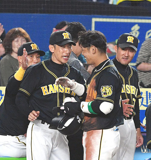 適時二塁打を放った阪神原口文仁（右）を祝福する矢野燿大監督（撮影・滝沢徹郎）