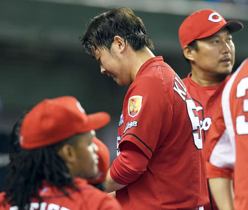 12回裏西武無死満塁、中村剛也にサヨナラ安打を浴びがっくり肩を落とす広島菊池保則（撮影・たえ見朱実）
