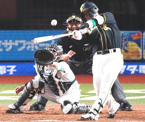9回表1死三塁、代打原口文仁は左越え適時二塁打を放つ（撮影・足立雅史）
