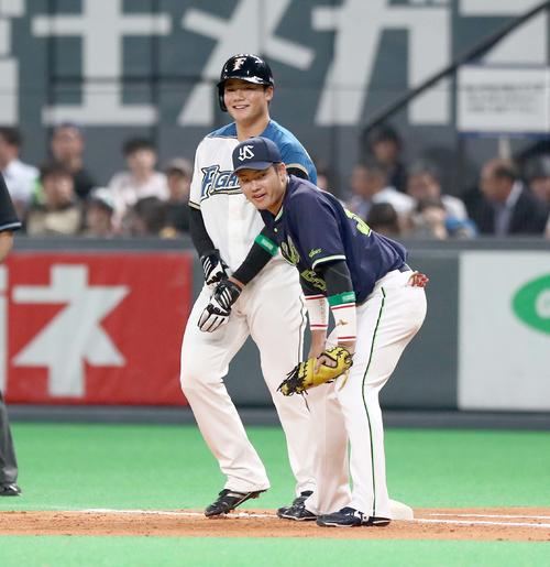 日本ハム対ヤクルト　7回裏日本ハム2死、四球で出塁した清宮（左）は村上と言葉を交わす（撮影・黒川智章）