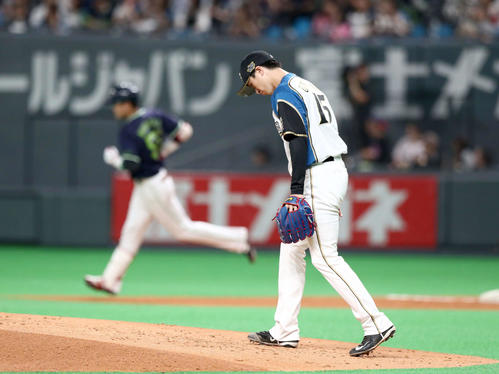 日本ハム対ヤクルト　2回表ヤクルト1死、村上に中越え本塁打を浴びる上沢（撮影・黒川智章）