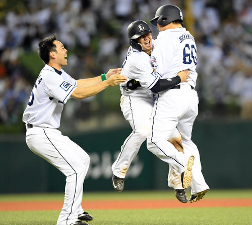 西武対広島　12回裏西武無死満塁、サヨナラ安打を放った中村剛也を祝福するナイン（撮影・たえ見朱実）