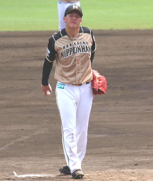 イースタン・リーグ　巨人対日本ハム　2回巨人松原に1発を浴び、苦い表情を見せる日本ハム吉田輝（撮影・山崎純一）