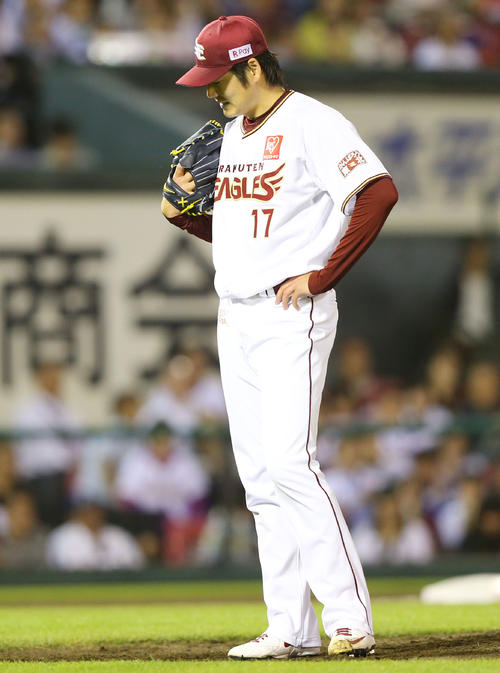 楽天対巨人　5回表巨人無死、陽にソロ本塁打を浴びがっくりとうつむく塩見（撮影・垰建太）