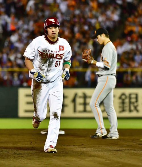 楽天対巨人　9回裏楽天1死一、二塁、二塁走者の代走小郷（左）は捕手からの送球に帰塁できずタッチアウトとなり、ベンチへ引き揚げる（撮影・小沢裕）　