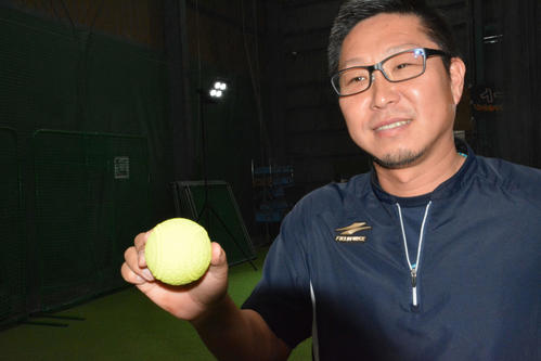 吉村尚記専務は夜間練習用「ナイトボール」（1ダース3400円）など開発商品を説明した