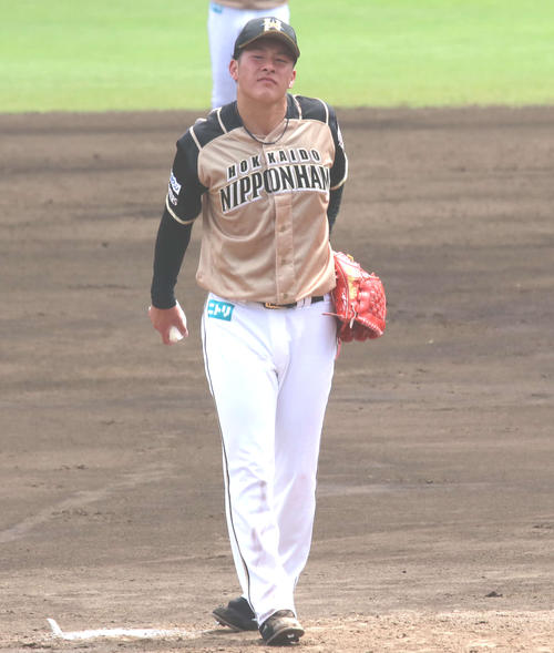イースタン・リーグ　巨人対日本ハム　2回巨人松原に1発を浴び、苦い表情を見せる日本ハム吉田輝（撮影・山崎純一）