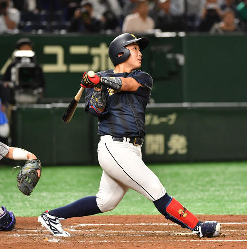 八戸学院大対佛教大　4回表八戸学院大無死一塁、武岡は右越えに本塁打を放つ（撮影・柴田隆二）