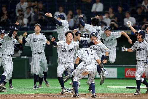八戸学院大対佛教大　サヨナラ勝ちし喜ぶ佛教大ナイン（撮影・鈴木正人）