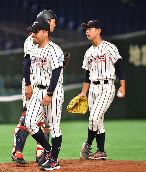 愛工大対東日本国際大　4回のピンチに仁藤監督が佐々木(右)にアドバイスに行った（撮影・柴田隆二）
