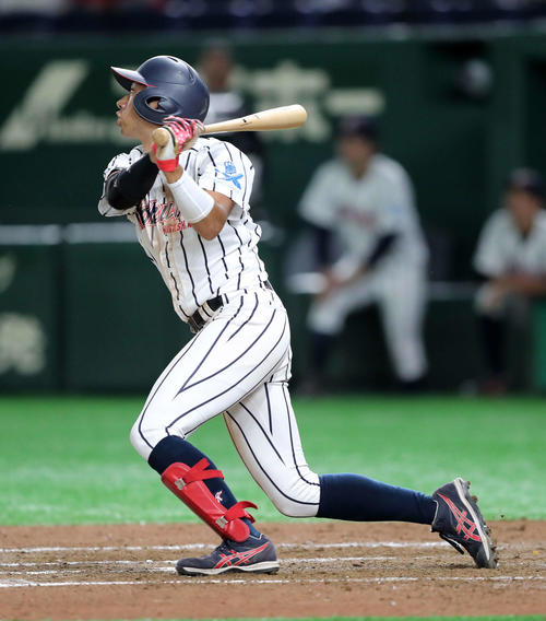 愛工大対東日本国際大　6回裏東日本国際大2死満塁、鈴木は右前適時打を放つ（撮影・鈴木正人）