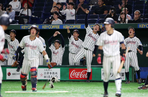 愛工大対東日本国際大　6回裏東日本国際大2死満塁、鈴木の右前適時打で喜ぶベンチ（撮影・鈴木正人）