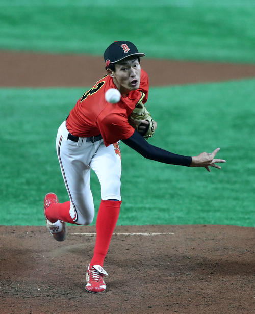 大商大対日本文理大　先発し力投する日本文理大・藤野（撮影・鈴木正人）