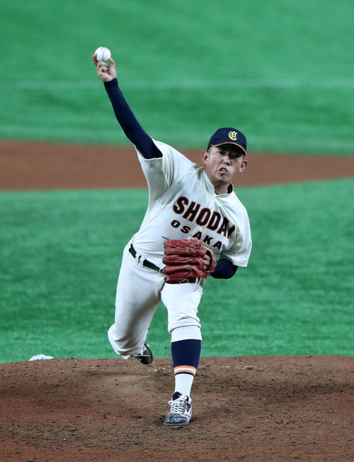 大商大対日本文理大　先発し力投する大商大・大西（撮影・鈴木正人）