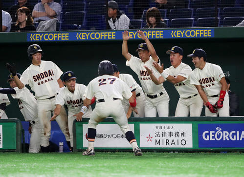 大商大対日本文理大　3回表大商大1死三塁、川中の中犠飛で岡澤（中央）が生還し喜ぶベンチ（撮影・鈴木正人）