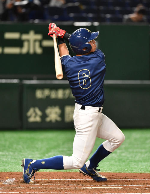 大工大対創価大　3回裏創価大2死三塁、下小牧は右中間に本塁打を放つ（撮影・柴田隆二）