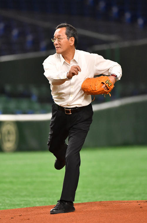 大工大対創価大　東海大OBで元阪神投手の上田二朗氏が始球式を務めた（撮影・柴田隆二）