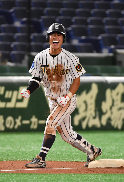 立命大対東海大　6回裏東海大2死一、二塁、杉崎は左中間に2点適時三塁打を放ちガッツポーズする（撮影・柴田隆二）