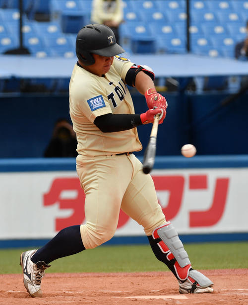 中京学院大対桐蔭横浜大　6回裏桐蔭横浜大2死、右中間へ本塁打を放つ渡部（撮影・横山健太）
