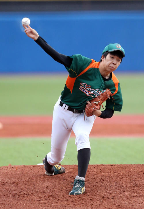 高知工科大対大体大　力投する高知工科大・尾崎修志（撮影・大野祥一）
