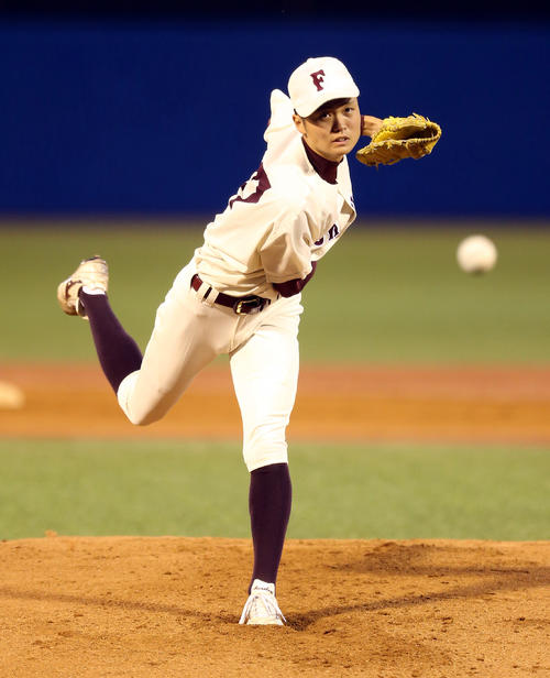 福岡大対星槎道都大　力投する福岡大・村上（撮影・大野祥一）