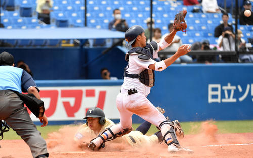 中京学院大対桐蔭横浜大　9回裏桐蔭横浜大1死二、三塁、道上の中犠飛で生還する杉山（撮影・横山健太）