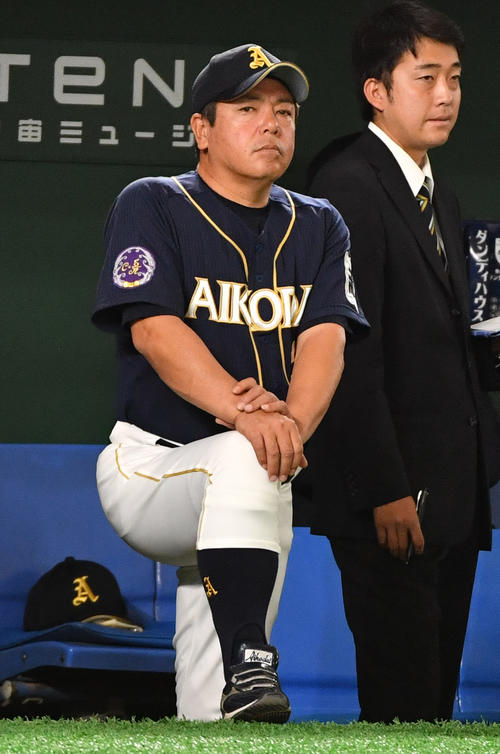 愛知工大対佛教大　試合を見守る愛知工大・平井監督（撮影・柴田隆二）