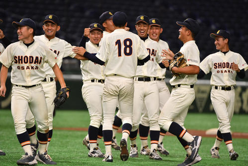 大商大対九産大　完投勝利を挙げた大商大・橋本（背番号18）はナインと喜び合う（撮影・柴田隆二）