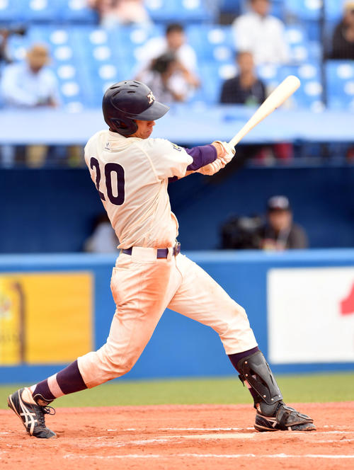 福井工大対明大　6回裏明大2死一、二塁、北本は左中間へ3点本塁打を放つ（撮影・滝沢徹郎）