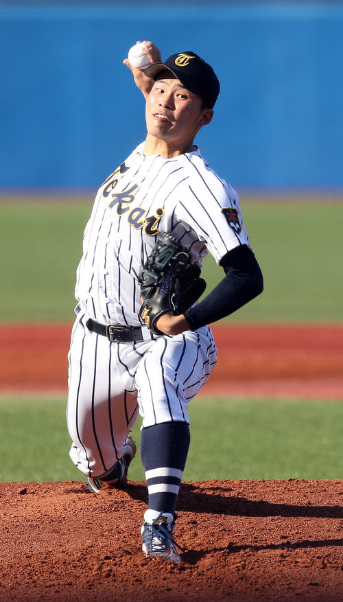 大商大対東海大　力投する東海大・原田（撮影・大野祥一）