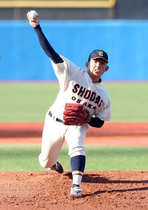 大商大対東海大　力投する大商大・大西（撮影・大野祥一）