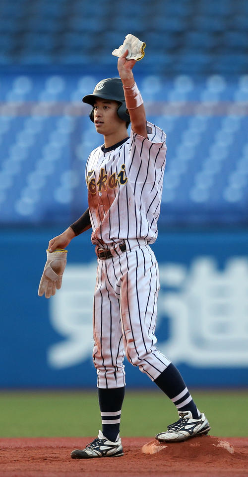 大商大対東海大　6回裏東海大2死一、三塁、勝ち越し打を放ち、ベンチの声に応える宮地（撮影・大野祥一）