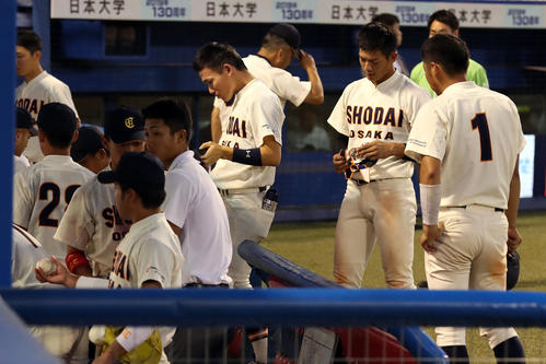 大商大対東海大　東海大に敗れて肩を落とす大商大の選手たち（撮影・大野祥一）