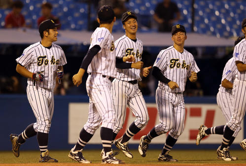 大商大対東海大　準決勝進出を決め笑顔でベンチから出る東海大の選手たち（撮影・大野祥一）