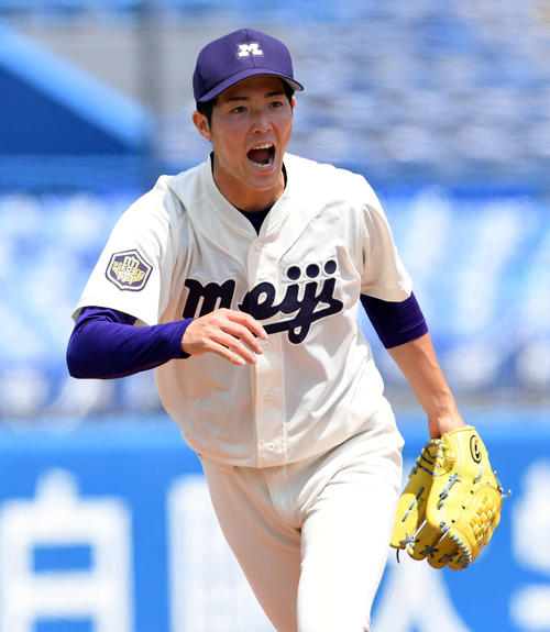 明大対東洋大　3回裏東洋大2死二塁、小峰を投ゴロに仕留め叫ぶ明大・森下（撮影・滝沢徹郎）