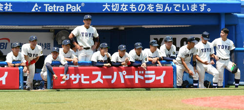 明大対東洋大　厳しい表情で戦況を見つめる東洋大ナイン（撮影・滝沢徹郎）