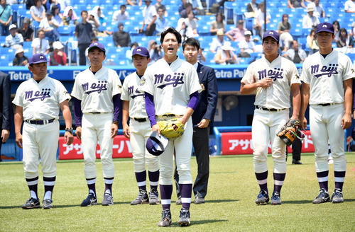 明大対東洋大　試合後、応援団にあいさつする明大・森下（撮影・滝沢徹郎）