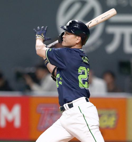 日本ハム対ヤクルト　1回表ヤクルト1死、中越え本塁打を放つ青木（撮影・黒川智章）