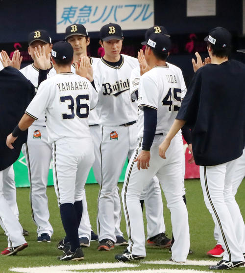 オリックス対DeNA　DeNAに勝利しナインとハイタッチする田嶋（撮影・加藤哉）