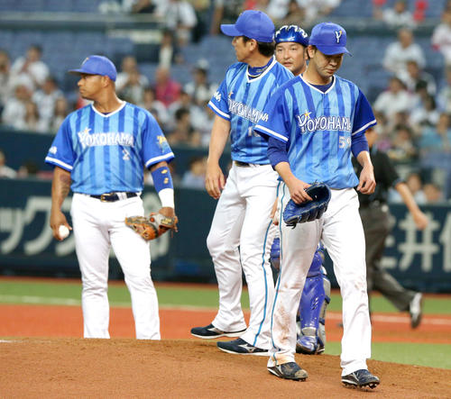 5回裏オリックス2死二塁、平良（手前）は中川に左前適時打を打たれ降板する（撮影・上山淳一）