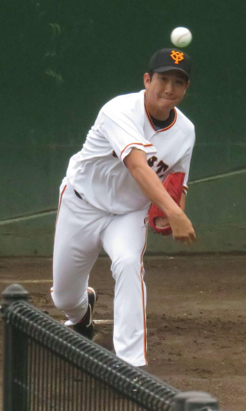 腰の違和感で出場選手登録抹消後、座った捕手へ初のブルペン投球を行う巨人菅野（撮影・桑原幹久）
