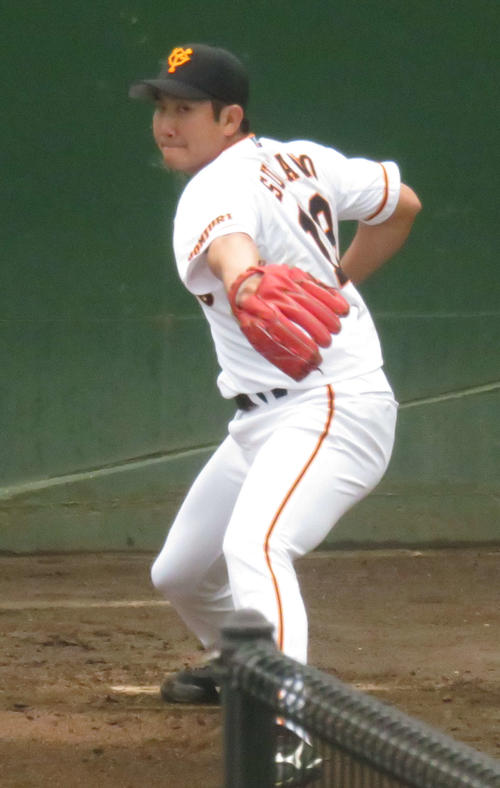 腰の違和感で出場選手登録抹消後、座った捕手へ初のブルペン投球を行う巨人菅野（撮影・桑原幹久）