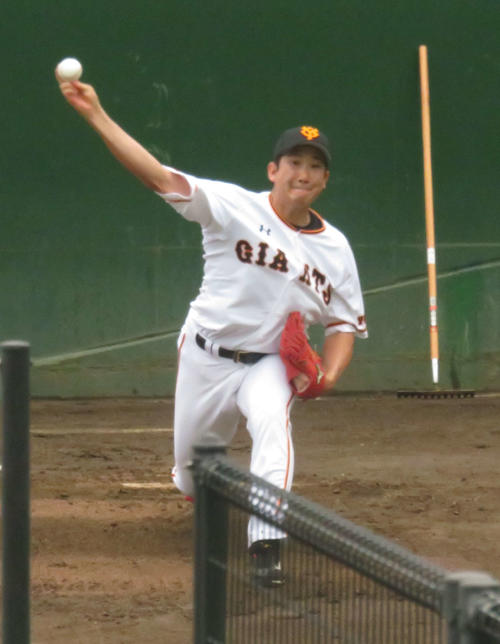 腰の違和感で出場選手登録抹消後、座った捕手へ初のブルペン投球を行う巨人菅野（撮影・桑原幹久）