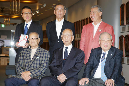 記念撮影する前列左から門田博光氏、杉下茂氏、野村克也氏、後列左から野球殿堂博物館庄司正信館長、堀内恒夫氏、福本豊氏（撮影・中島郁夫）